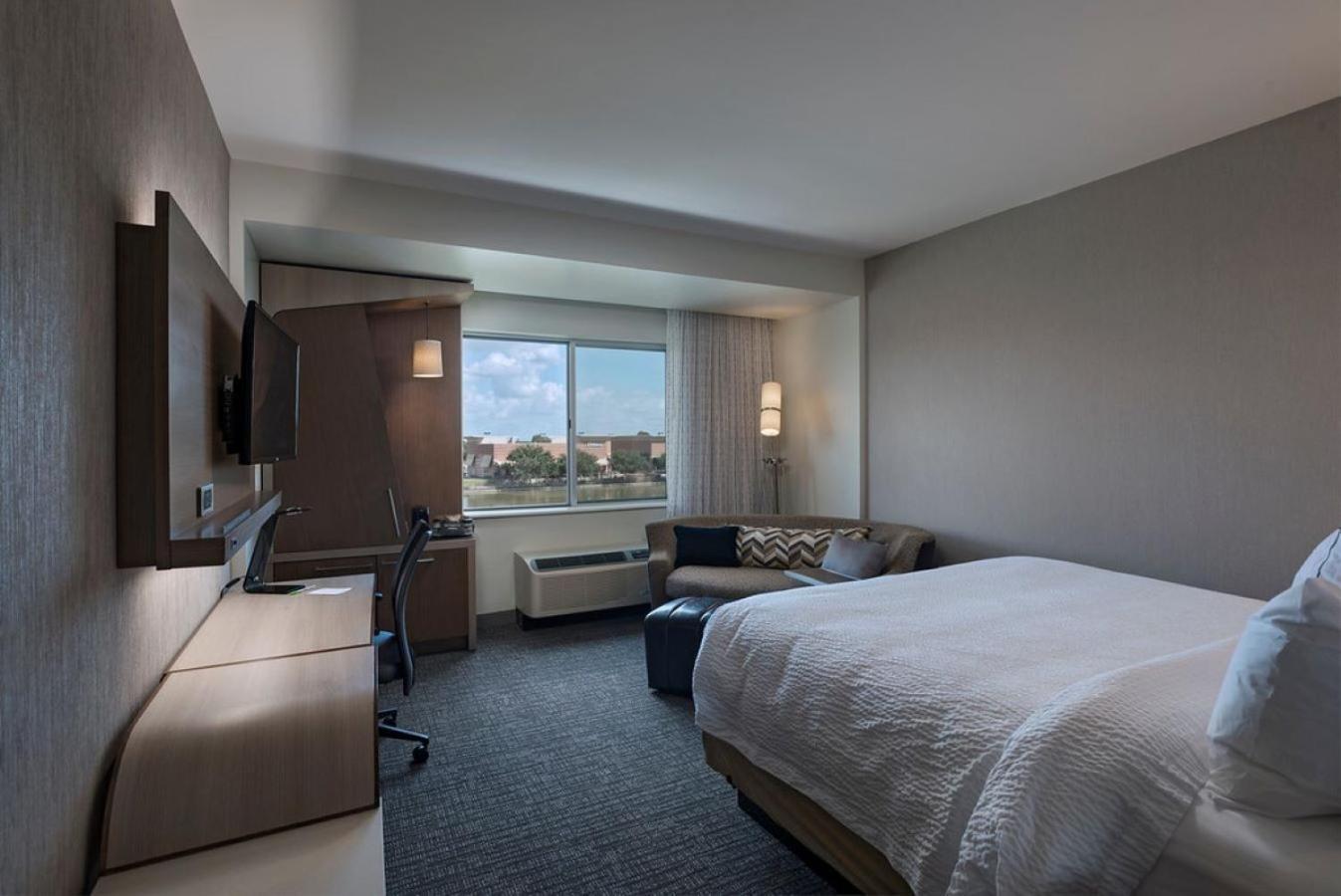 Hotel Courtyard By Marriott Houston Sugar Land/lake Pointe 3*