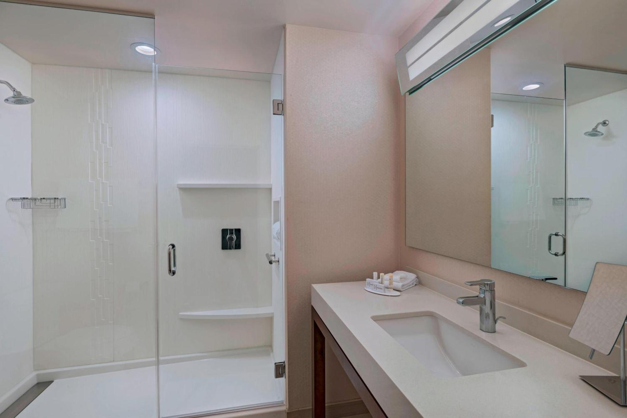 Courtyard By Marriott Houston Sugar Land/lake Pointe 3*