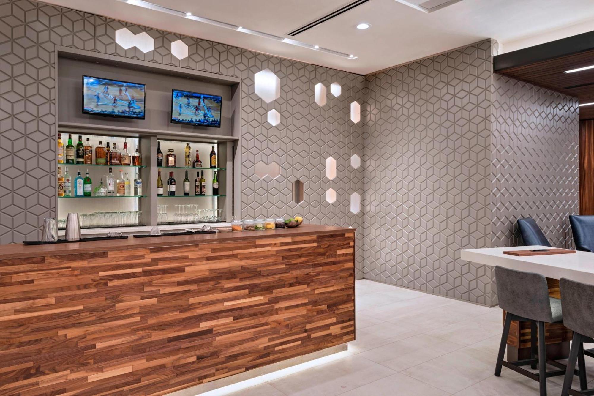 Courtyard By Marriott Houston Sugar Land/lake Pointe